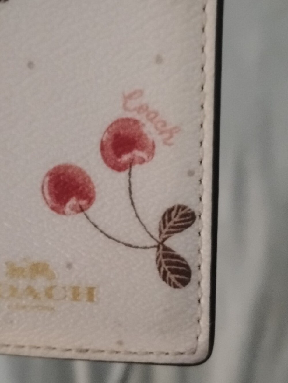 Coach White Cherry Print Leather ID Card Holder with Gold Logo and Silver Clip - Picture 4 of 9